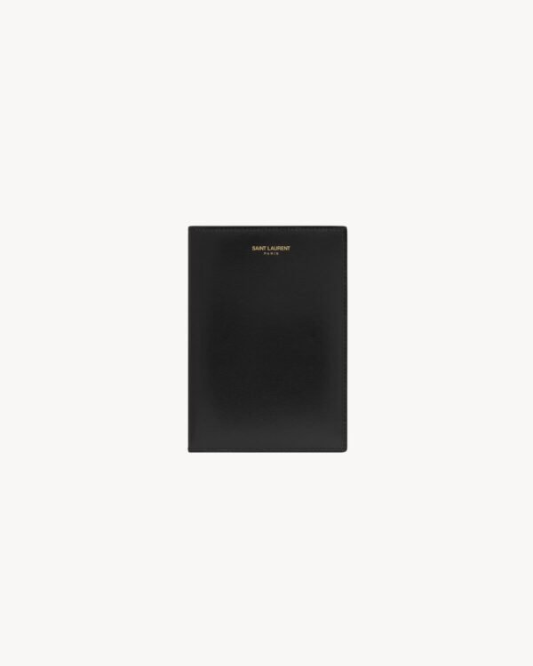 생로랑 래커 가죽 소재의 파리 여권 케이스 31586403P0J1000