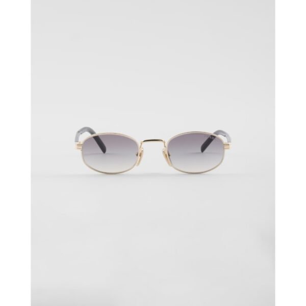 프라다 아이코닉한 메탈 플라크가 있는 선글라스 SPRB53_EZVN_FE02C_C_052