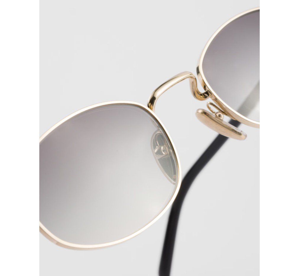 프라다 아이코닉한 메탈 플라크가 있는 선글라스 SPRB53_EZVN_FE02C_C_052 - 이미지 5