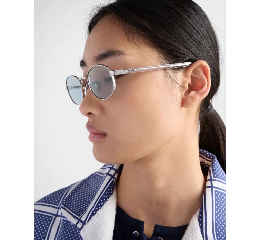 프라다 아이코닉한 메탈 플라크가 있는 선글라스 SPRB53_E1BC_FE40N_C_052 - 이미지 2