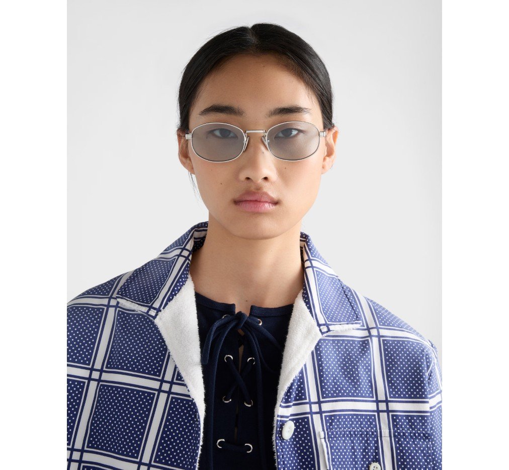 프라다 아이코닉한 메탈 플라크가 있는 선글라스 SPRB53_E1BC_FE40N_C_052 - 이미지 6