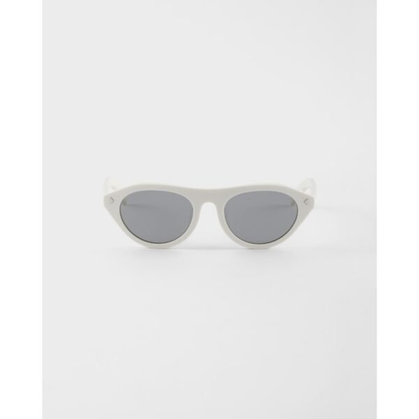 프라다 프라다의 상징적인 메탈 플라크가 새겨진 선글라스 SPRB15_E17K_FE80R_C_051