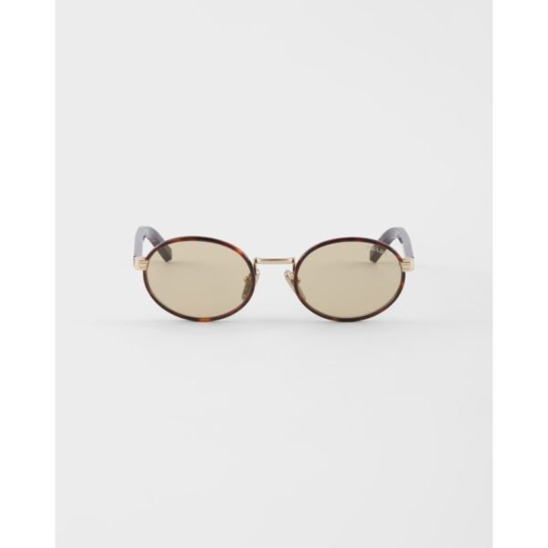 프라다 프라다의 상징적인 메탈 플라크가 새겨진 선글라스 SPRB56_E21E_FE10R_C_052