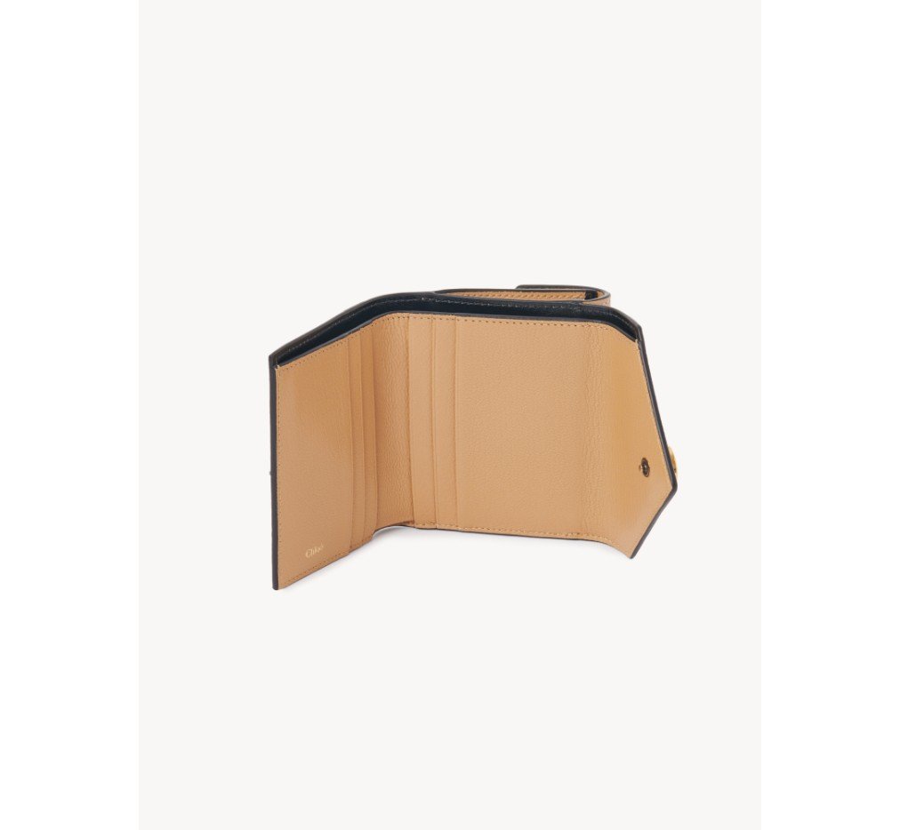 클로이 그레인 가죽 소재의 봉투형 소형 삼단 지갑 CH25SP543O93504 - 이미지 4