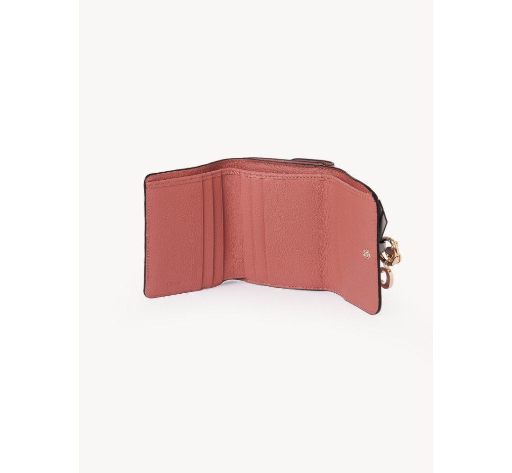 클로이 그레인 가죽 소재의 작은 알파벳 삼단 지갑 CHC24WP718O2423N - 이미지 4