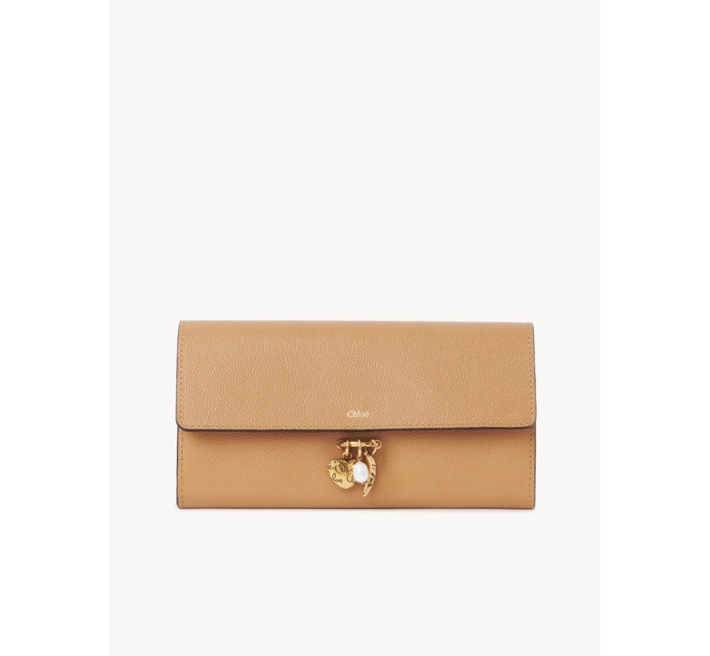 클로이 그레인 가죽 소재의 참스 롱 플랩 지갑 CHC21WP706F57053