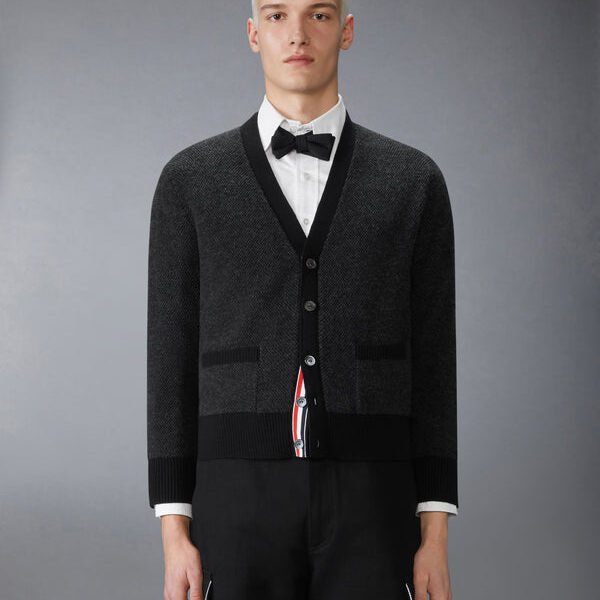 톰브라운 메리노 울 인타르시아 브이넥 카디건 MKC607B-Y1029-001