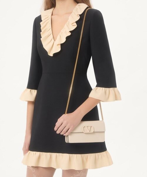 발렌티노 가라바니 브이로고 시그니처 그레이니 카프스킨 체인 지갑 7W2P0S93RQR_I16