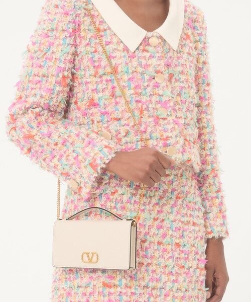 발렌티노 발렌티노 가라바니 브이로고 시그니처 그레이니 카프스킨 체인 지갑 8W2P0W42SNP_I16