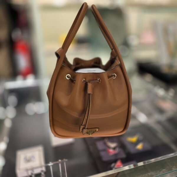 [아울렛] 프라다 삼각로고 달링 버킷백 1BE087