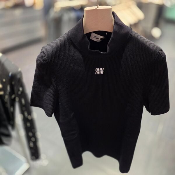 [아울렛] 미우미우 로고 니트 반팔 티셔츠 MMR44