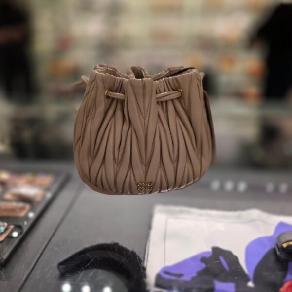 [아울렛] 미우미우 마틀라쎄 파우치백 5ND022