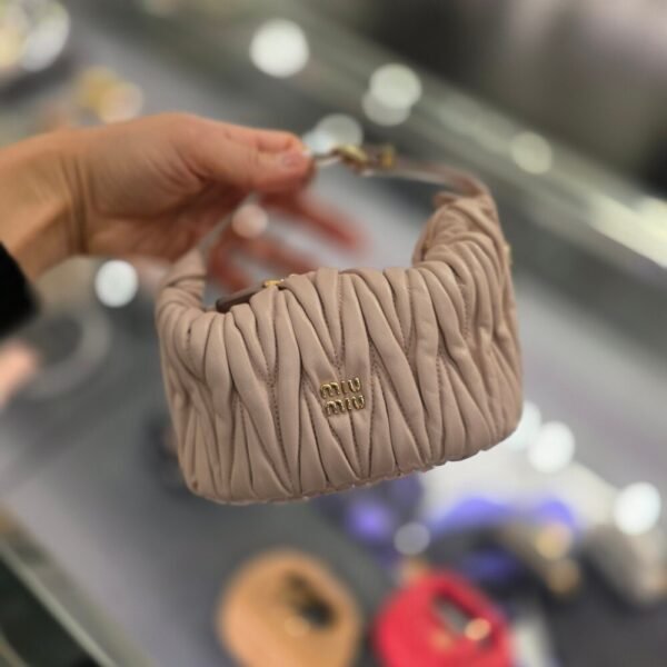 [아울렛] 미우미우 마테라쎄 나파 가죽 파우치 숄더백 5NE026