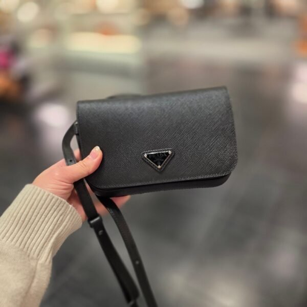 [아울렛] 프라다 삼각로고 사피아노 크로스백 2VD061