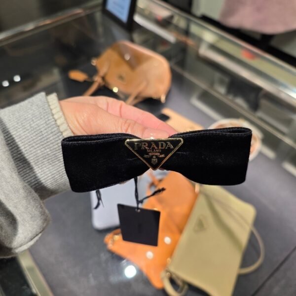 [아울렛] 프라다 삼각로고 리본 헤어핀 1IF155