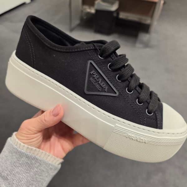 [아울렛] 프라다 캔버스 여성 스니커즈 1E407N