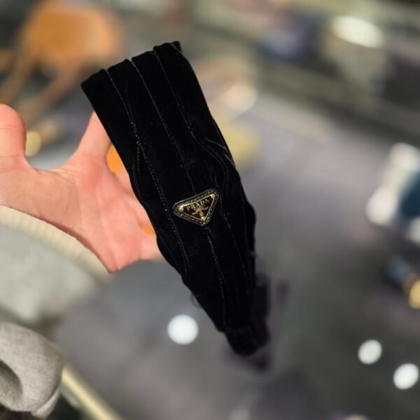 [아울렛] 프라다 삼각로고 벨벳 헤어 밴드 1IH086