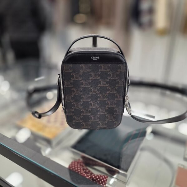 [아울렛] 셀린느 트리옹프 캔버스 버티칼 박스 메신적백 117712BZJ.38S