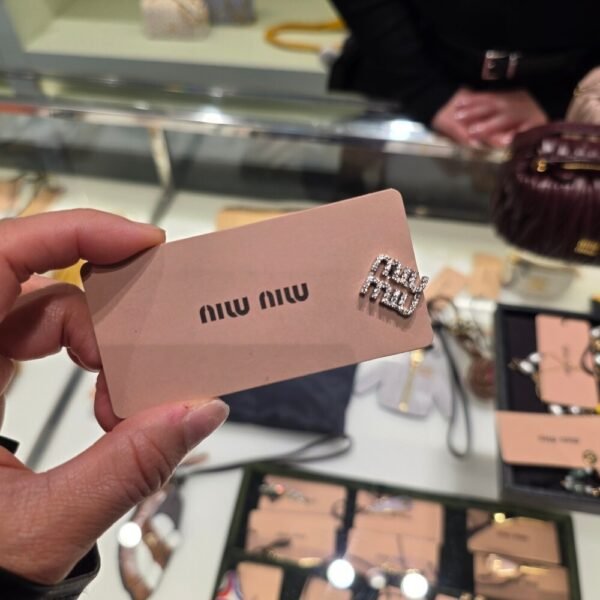 [아울렛] 미우미우 로고 크리스탈 브로치 5IS097