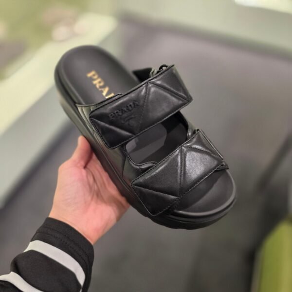 [아울렛] 프라다 삼각로고 퀼팅 스트랩 뮬 샌들 IXZ775