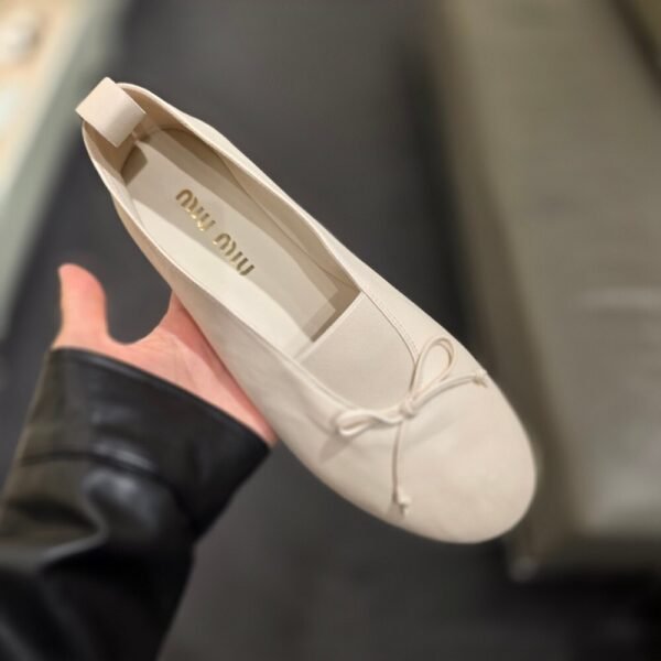 [아울렛] 미우미우 엘랑 나파 가죽 발레리나 플랫 5F552E